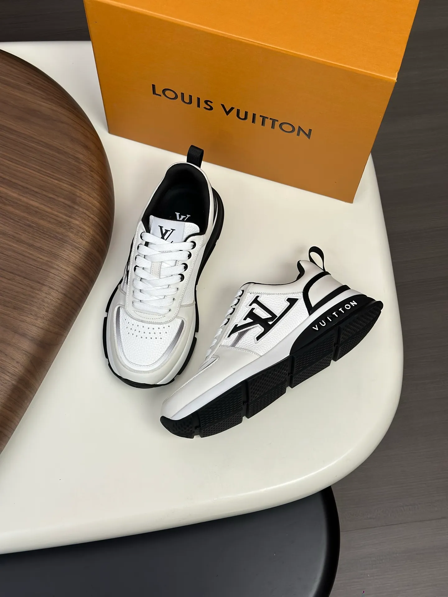 Men's shoes💰820 Lv 🔍Top purchasing agent🇮🇹 Louis Vuitton, the sports sneaker counter is synchronized, the uppers are imported from Italy, high-quality splicing colorful and complex crafts, the imported mesh padding is soft and comfortable, soles: original soles specially provided by the original factory, T men's men's shoes 💰U exclusive movable molded soles are super comfortable, original factory and single goods, 🔍🔍high quality, you can enter and leave the counter at will, welcome to compare, code number 38-44 (customized 45)